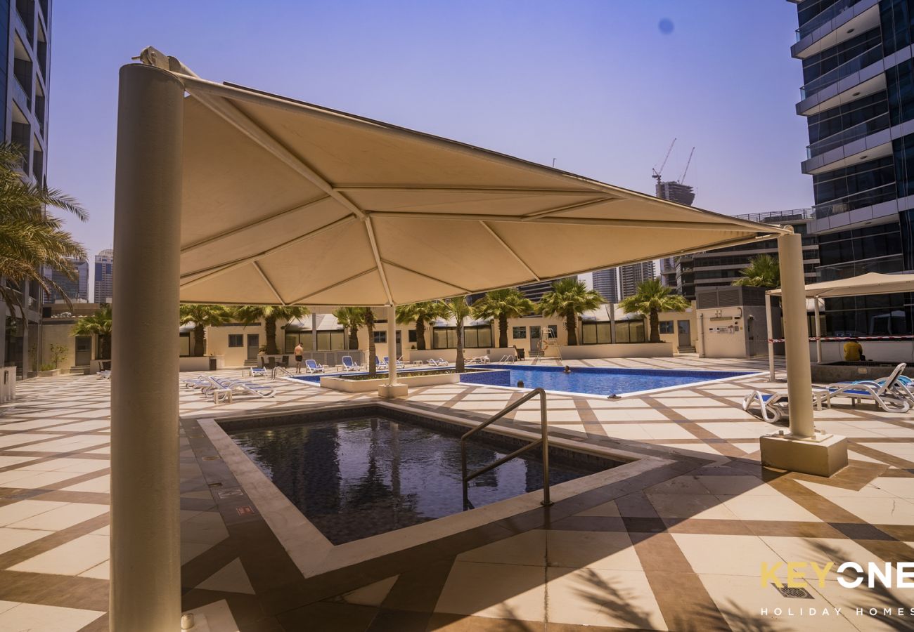Appartamento a Dubai - Chic Marina View Living in a Two Bedroom