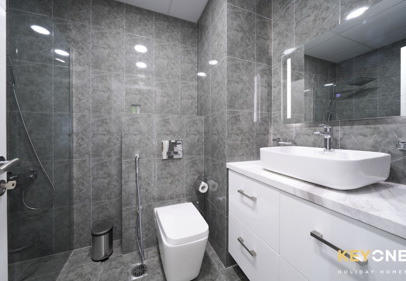 Appartamento a Dubai - Chic Marina View Living in a Two Bedroom