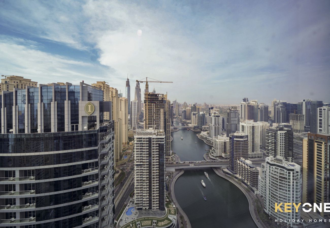 Appartamento a Dubai - Chic Marina View Living in a Two Bedroom