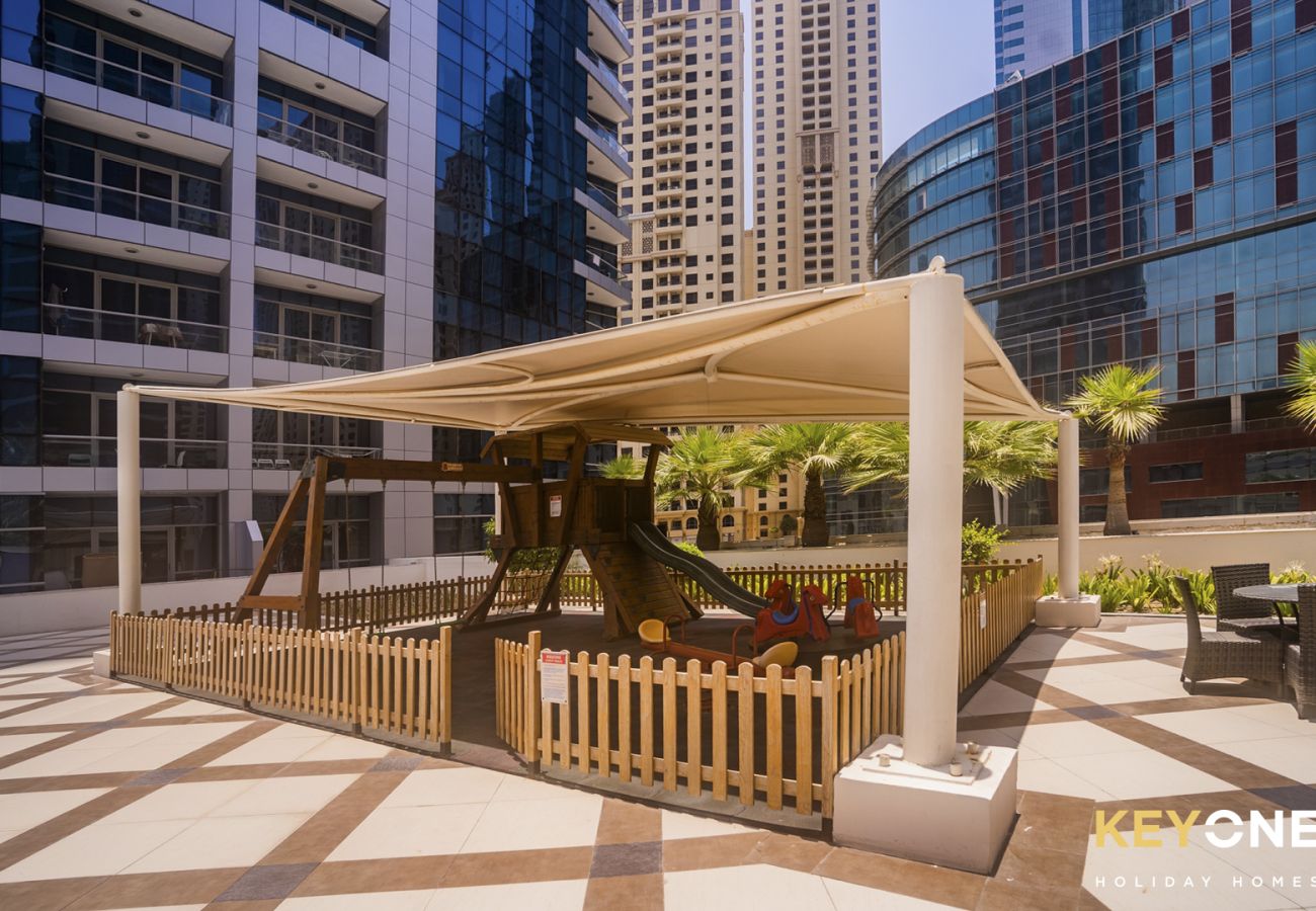 Appartamento a Dubai - Chic Marina View Living in a Two Bedroom