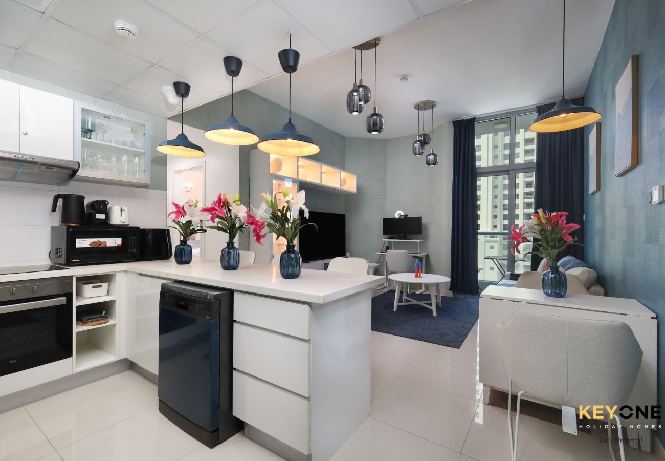 Appartamento a Dubai - Serene Beachside Two-Bedroom Retreat