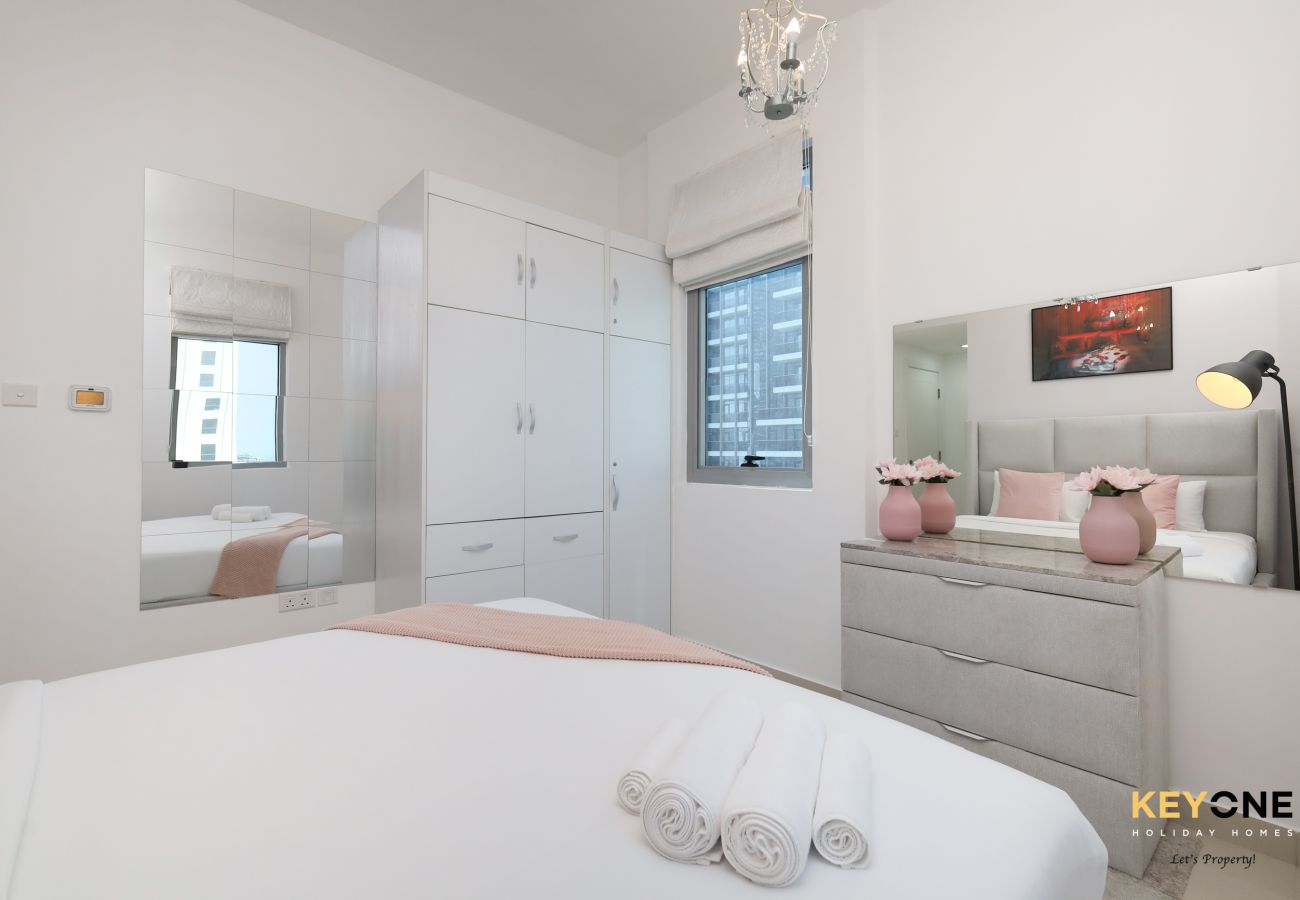 Appartamento a Dubai - Serene Beachside Two-Bedroom Retreat