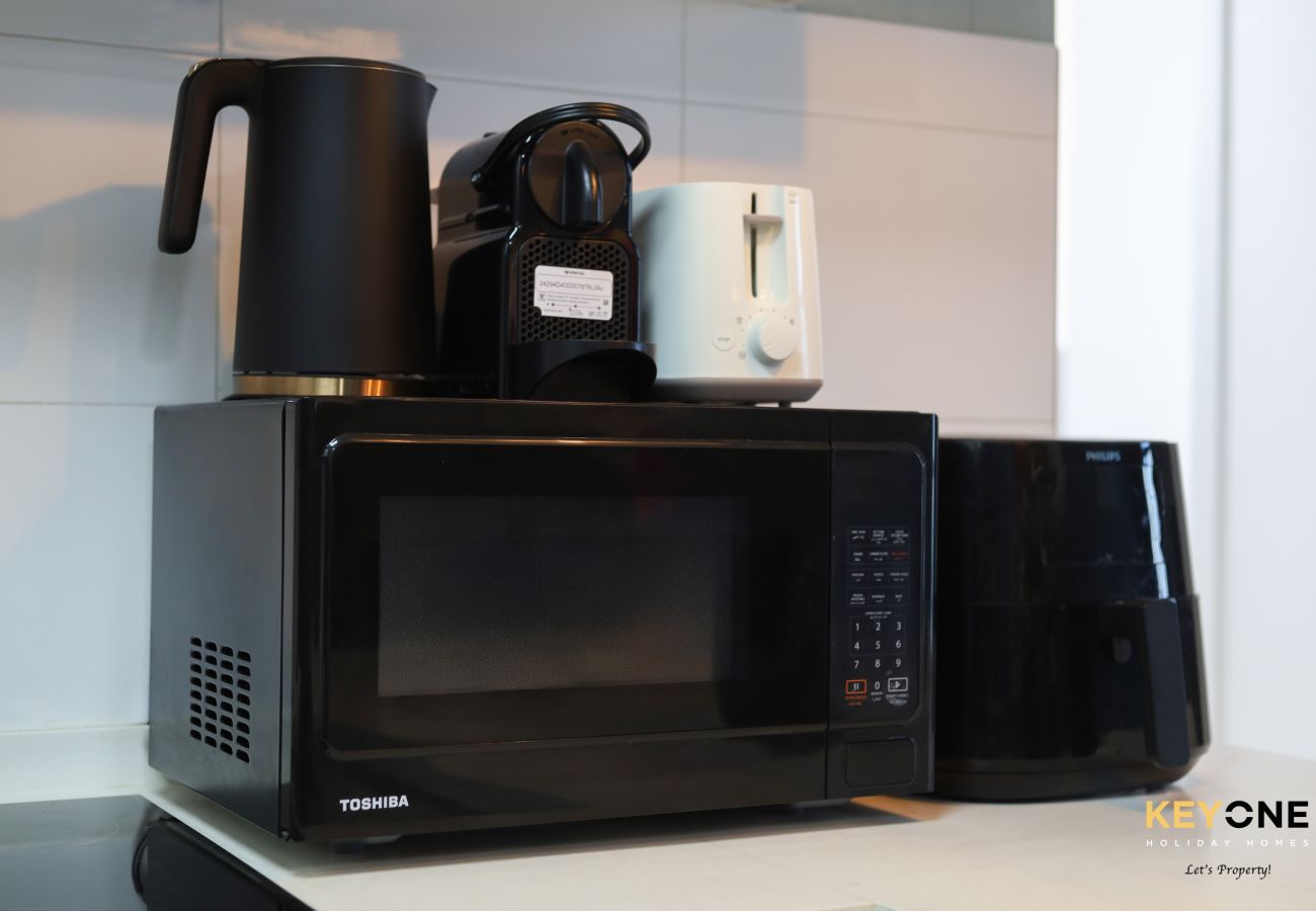 Appartamento a Dubai - Serene Beachside Two-Bedroom Retreat