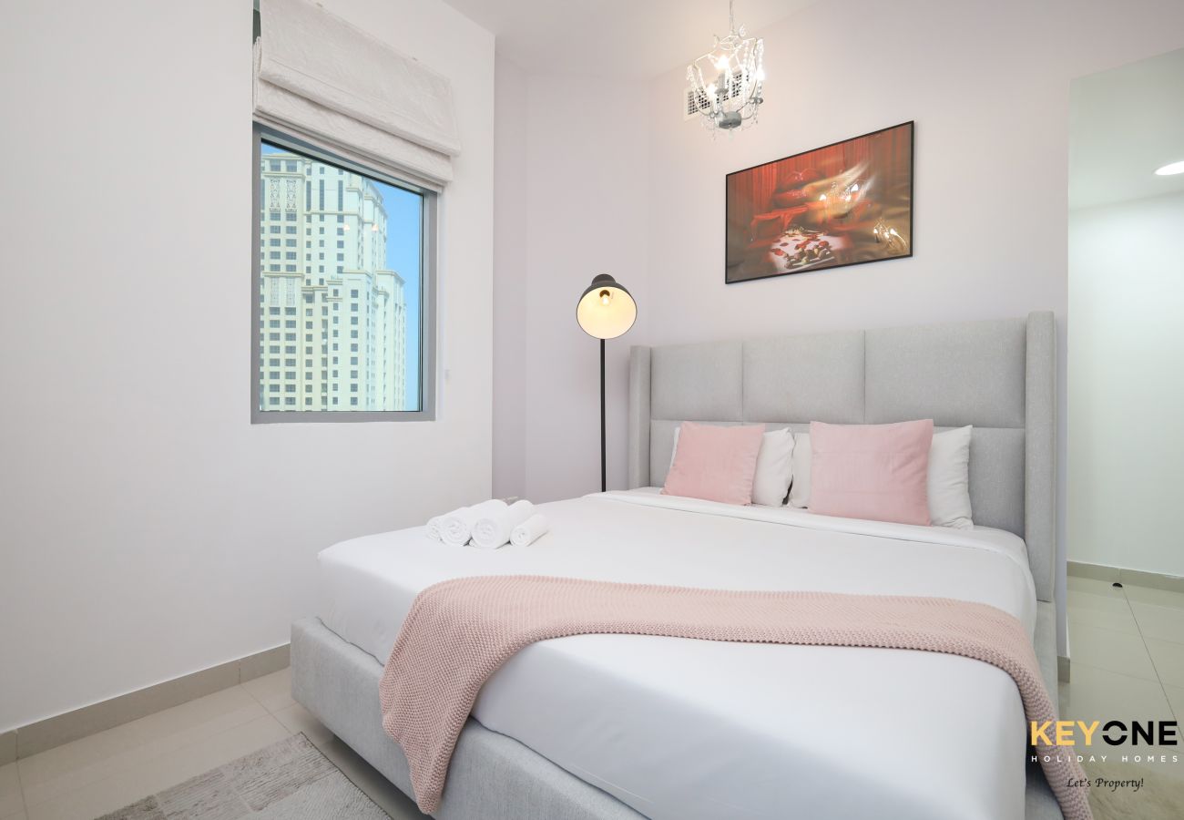 Appartamento a Dubai - Serene Beachside Two-Bedroom Retreat