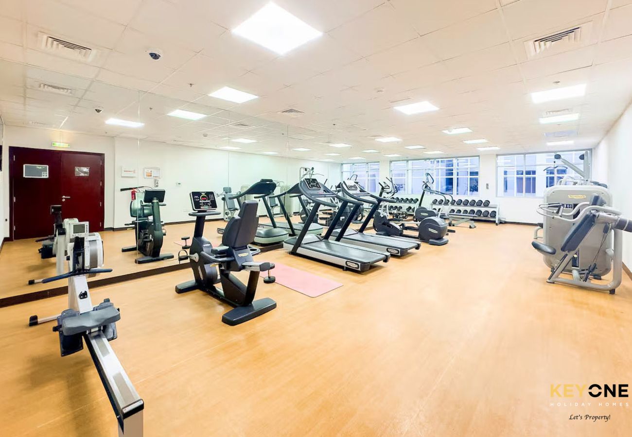 Appartamento a Dubai - Serene Beachside Two-Bedroom Retreat